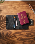 Dawn Pro - Kapaklı (Çıt Çıt) Bifold Pasaport Kılıfı & Seyahat Cüzdanı | Hakiki Deri & İsme Özel