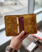 Glow - Bifold Pasaport Kılıfı & Seyahat Cüzdanı | Hakiki Deri & İsme Özel