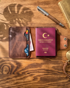 Dawn Pro - Kapaklı (Çıt Çıt) Bifold Pasaport Kılıfı & Seyahat Cüzdanı | Hakiki Deri & İsme Özel