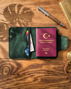 Dawn Pro - Kapaklı (Çıt Çıt) Bifold Pasaport Kılıfı & Seyahat Cüzdanı | Hakiki Deri & İsme Özel